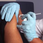 Prova a farsi vaccinare con un braccio finto: scoperto e denunciato