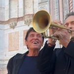 Gianni Morandi e Claudio Santamaria omaggiano Lucio Dalla nella sua Bologna