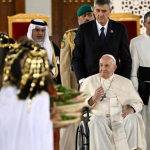 Papa Francesco: pochi potenti trascinano il mondo in guerra giocando con missili e bombe