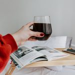 Un bicchiere di vino rosso prima di andare a dormire può aiutare a perdere peso