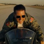 Tom Cruise, "ritira" il premio mentre pilota un aereo da caccia