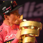 Giro d’Italia: Primoz Roglic premiato dal Presidente Mattarella