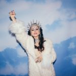 Paola Iezzi omaggia il mondo drag. Fuori il nuovo singolo "The Queens"