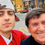 Gianni Morandi, il selfie con Sangiovanni fa il giro del web
