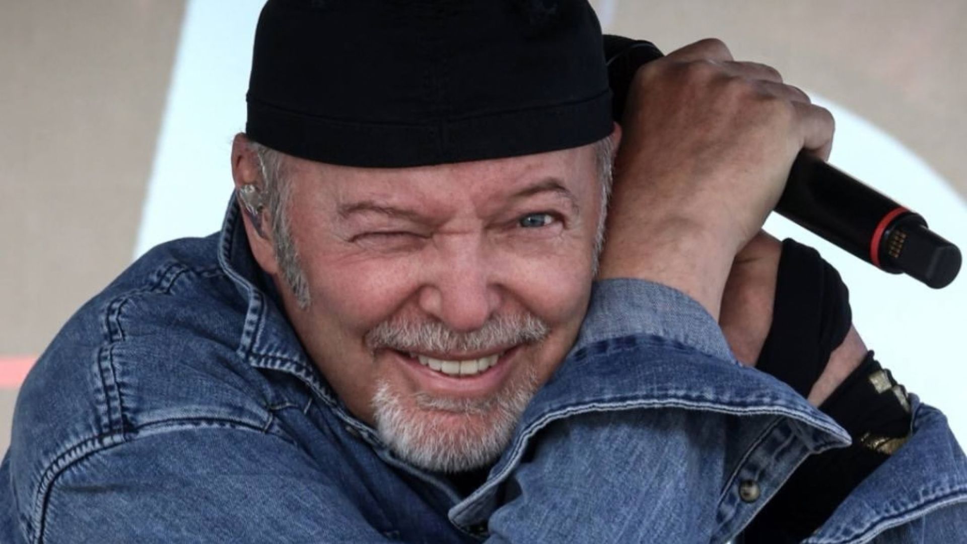 Vasco Rossi condivide video e versione live di “Marea”